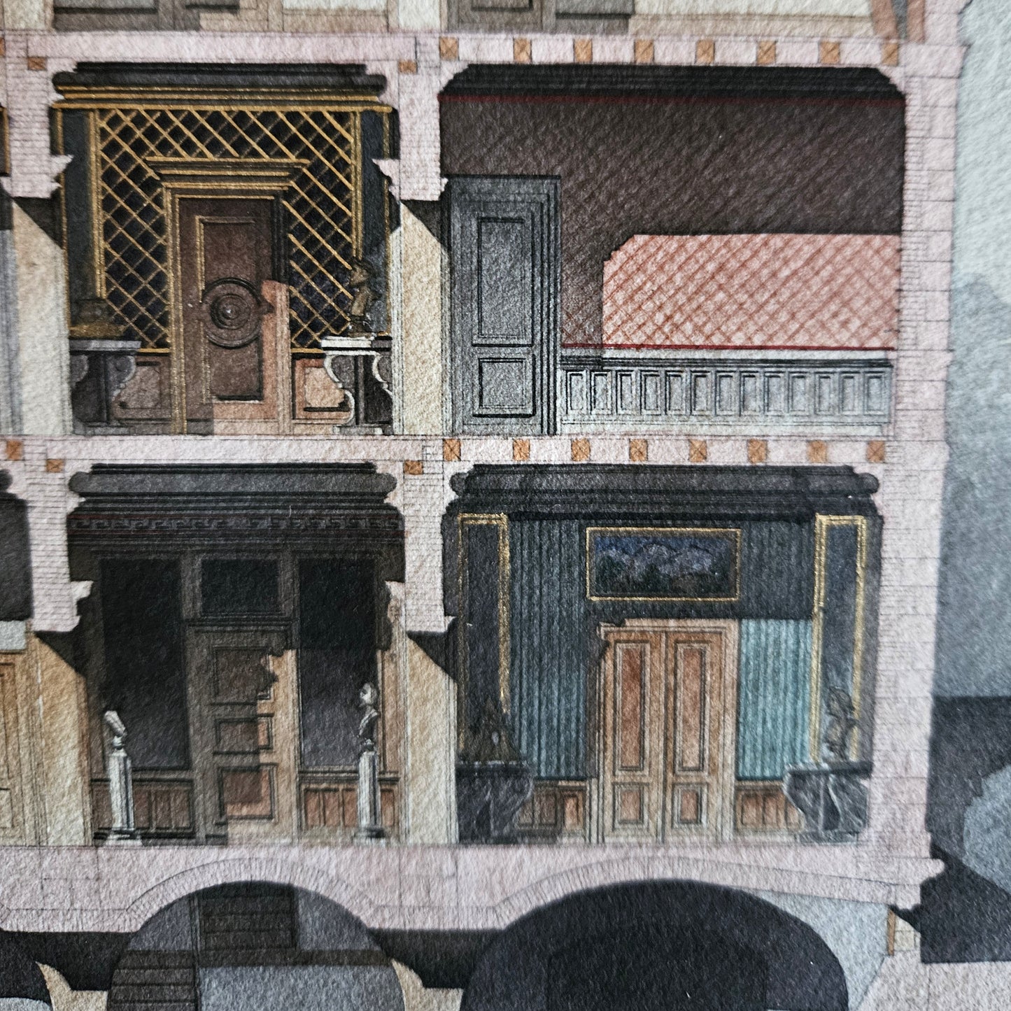 Détail de l'aquarelle de Paul Friesé montrant les deux espaces intérieurs supérieurs en coupe : à gauche une salle avec treillis doré en boiserie et porte à médaillon sculpté, à droite une salle avec murs en damier rose et lambris à caissons bleu-vert, séparés par un arc en plein cintre à bossages alternés rouge et beige.