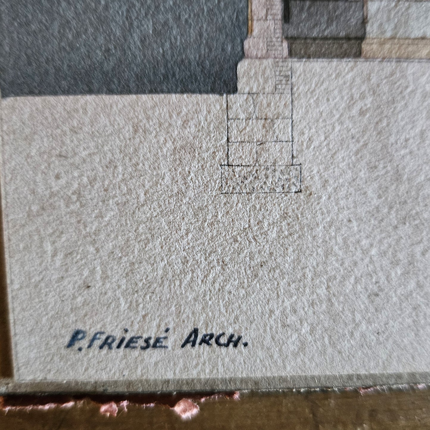 Gros plan sur la signature manuscrite « P. FRIESÉ ARCH. » inscrite en bas à gauche de l'aquarelle, à l'encre noire sur le papier vergé texturé beige.