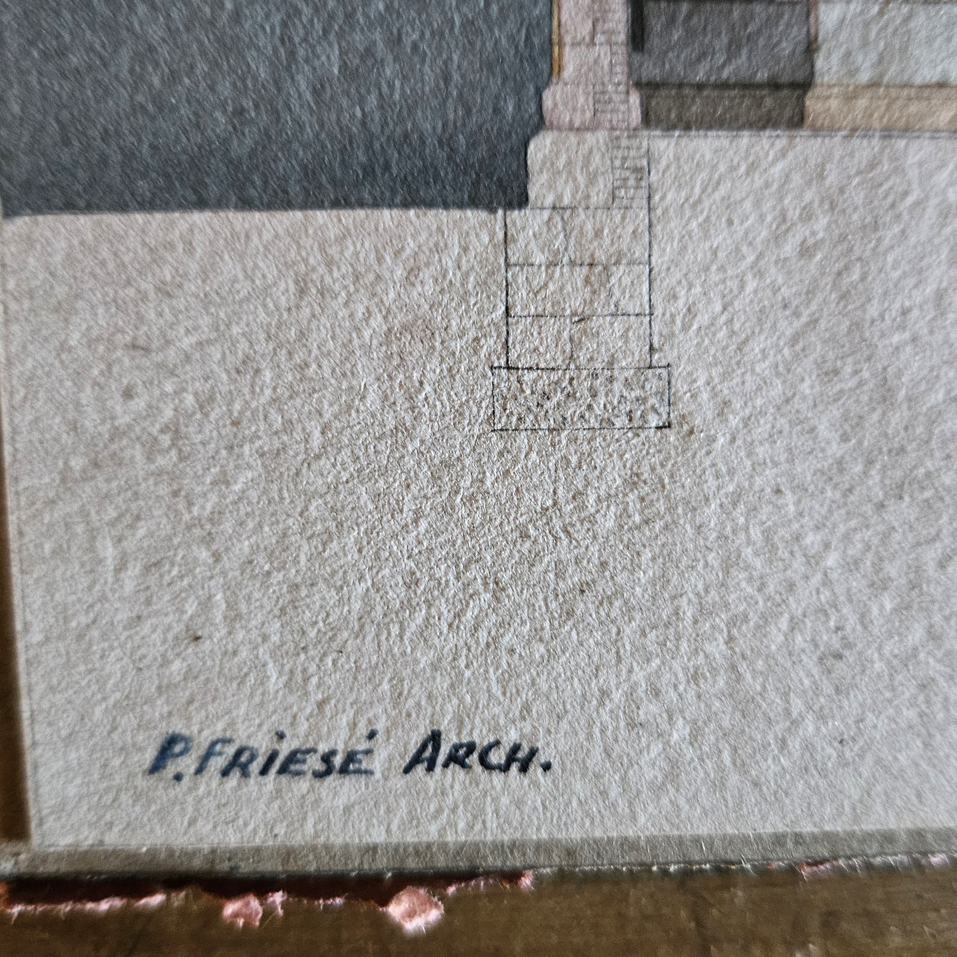 Gros plan sur la signature manuscrite « P. FRIESÉ ARCH. » inscrite en bas à gauche de l'aquarelle, à l'encre noire sur le papier vergé texturé beige.