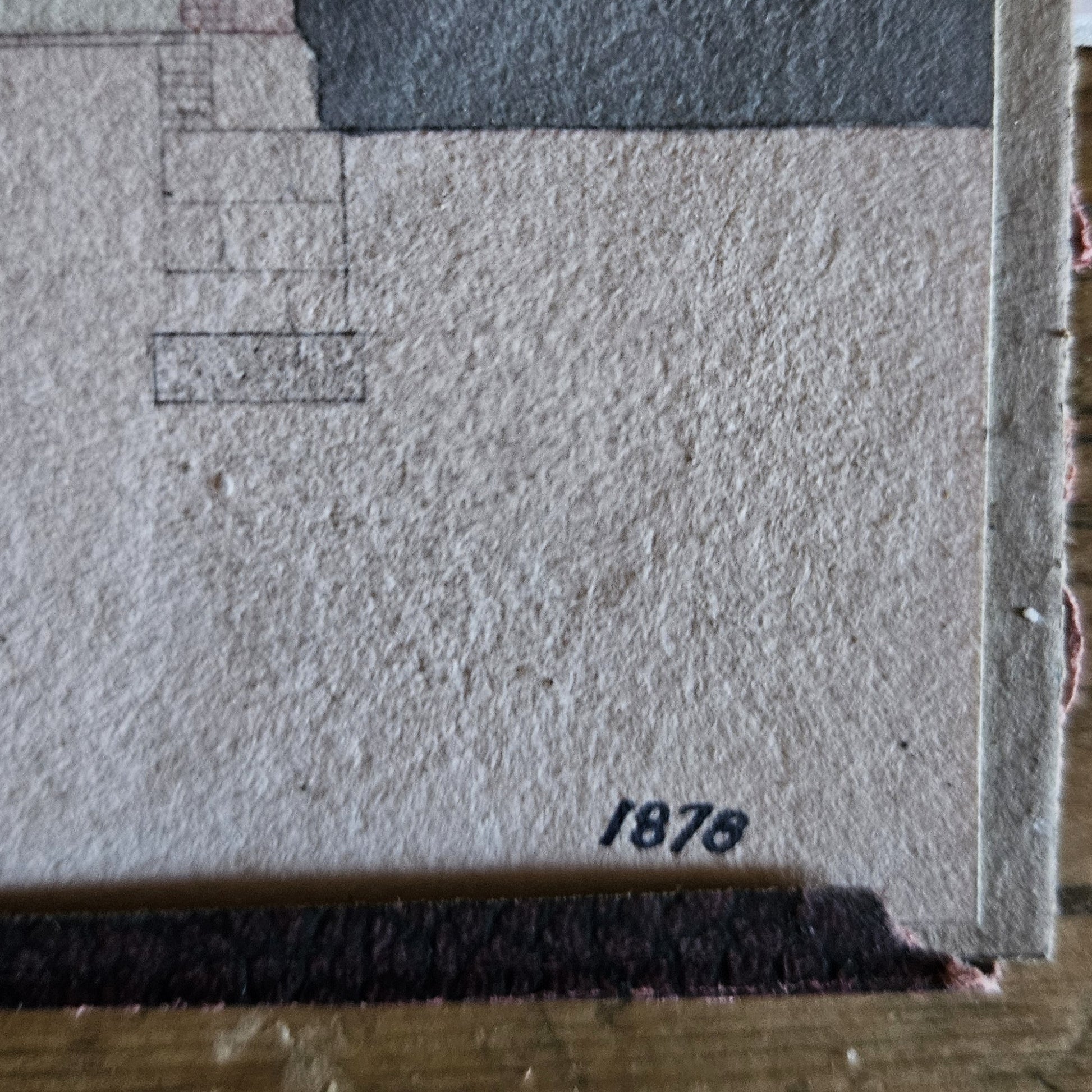 Gros plan sur la date « 1878 » inscrite en bas à droite de l'aquarelle de Paul Friesé, à l'encre noire sur le papier vergé texturé beige.