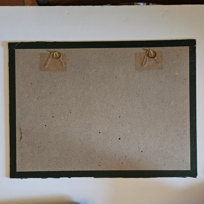 Vue du dos du cadre de l'aquarelle attribuée à Paul Friesé, montrant un fond en carton gris avec deux anneaux de suspension dorés fixés par des étiquettes en kraft,  posé sur un fond blanc