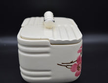 Charger l&#39;image dans la galerie, Les fleurs de cerisier roses qui japonisent le style de cette boite 1930
