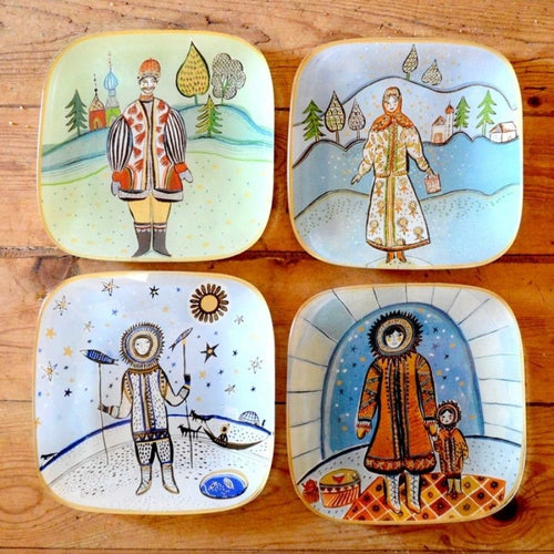 4 coupelles en verre décoré de couleurs vives . 2 représente un homme et une femme russe, sur les 2 autres on peut voir un homme et une femme esquimau.